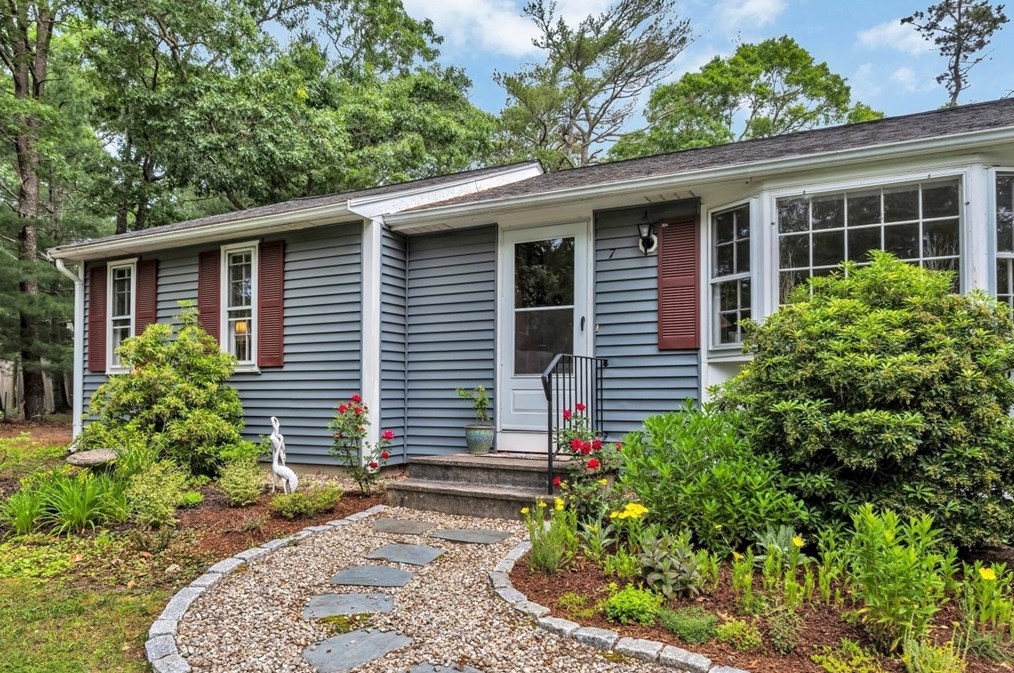 7 Porthole Dr, Mashpee, MA 02649