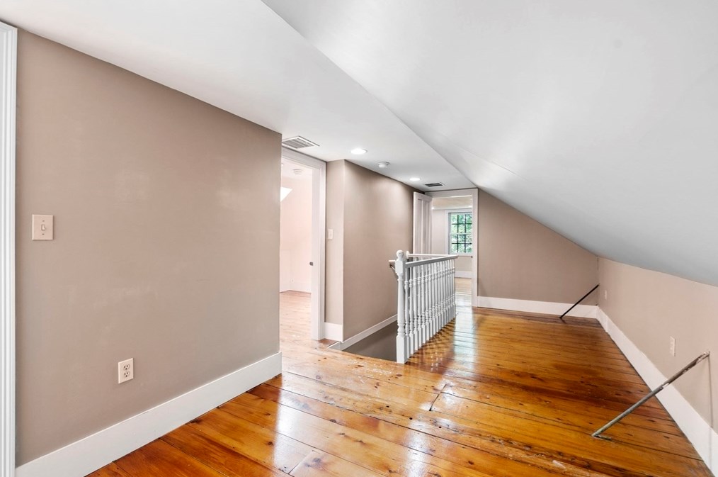 135 St, Salem MA 01970-2548 exterior