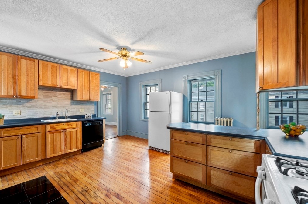 135 St, Salem MA 01970-2548 exterior