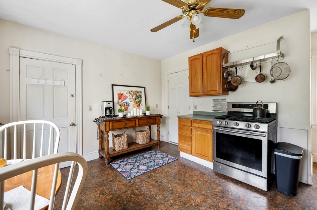 135 St, Salem MA 01970-2548 exterior