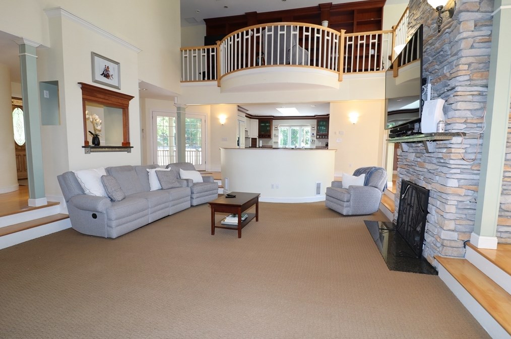 74 Reservoir St, Northborough MA  01532-1215 exterior