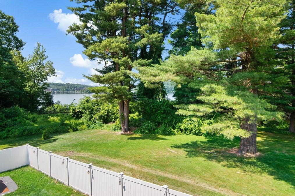 14 Reservoir Dr, Southborough, MA 01772