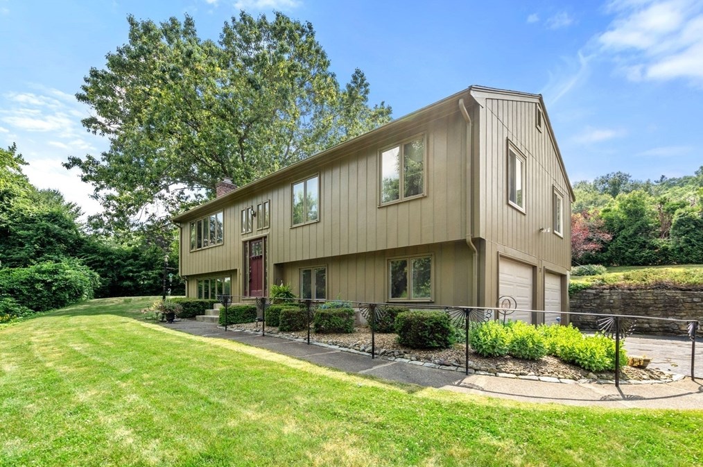 26 Hillside Ave, Boylston, MA 01505