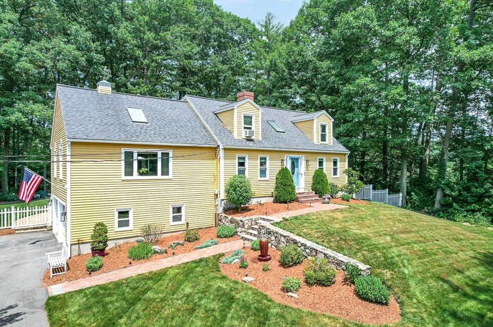 72 Middle Rd, Amesbury, MA 01913 exterior