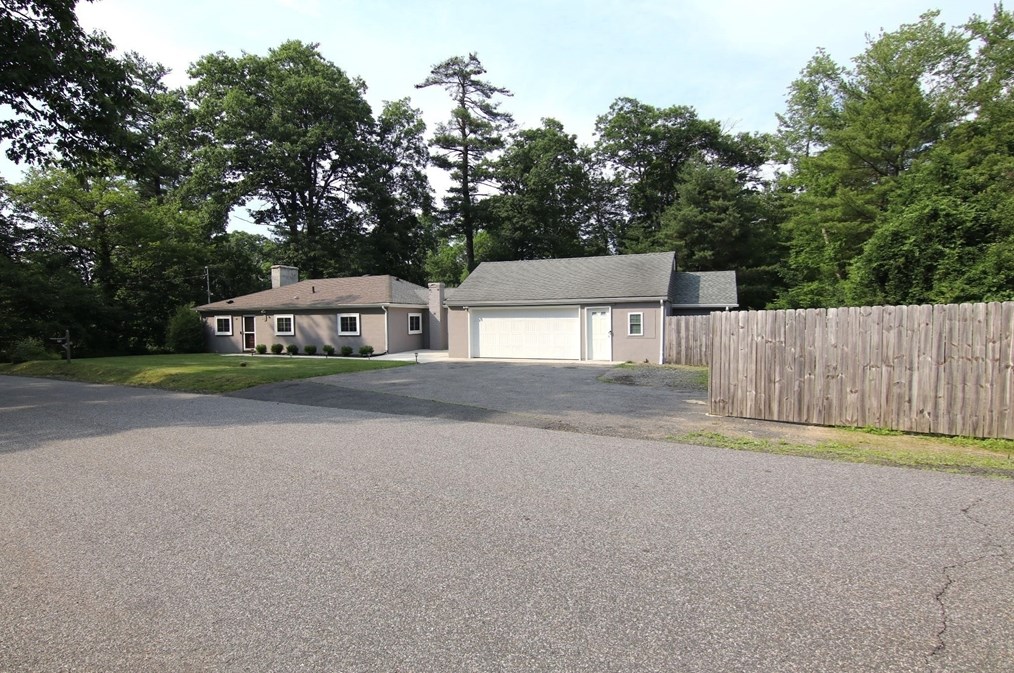 90 Oakwood Rd, Brimfield, MA 01010