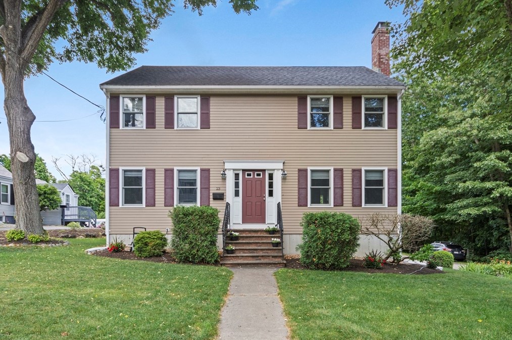 23 Grove St, Reading, MA 01867