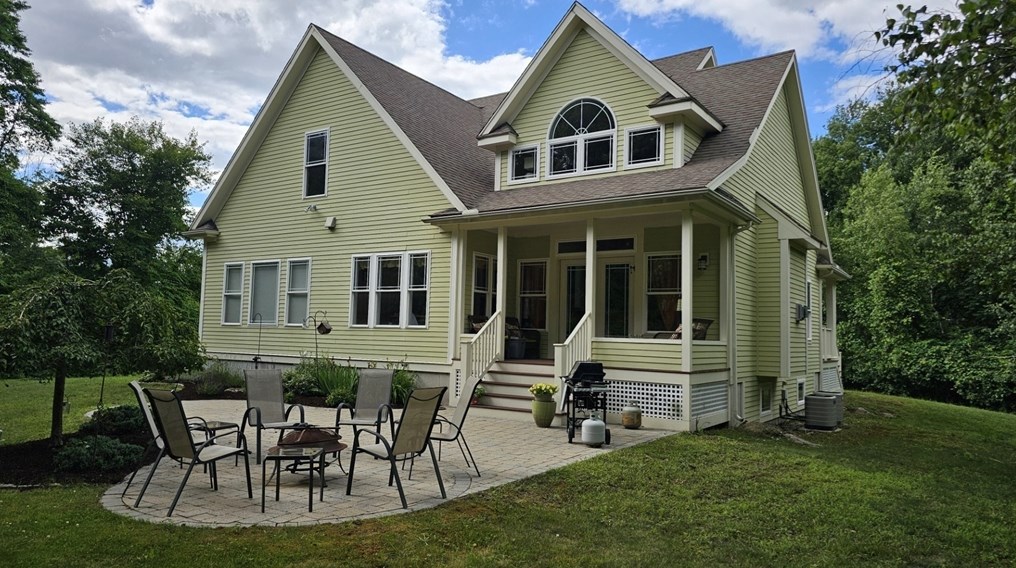 17 Pearl St, Upton, MA 01568