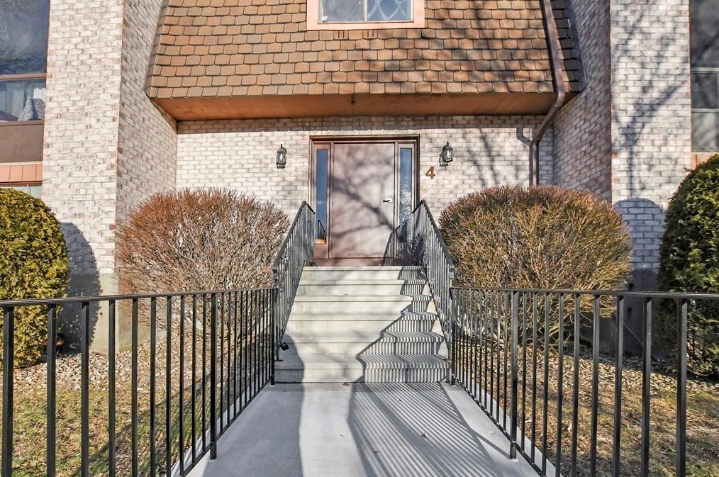 4 Greenbriar Dr #207, North Reading, MA 01864