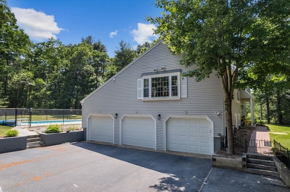 63 Bow St, Carver, MA 02330-1248