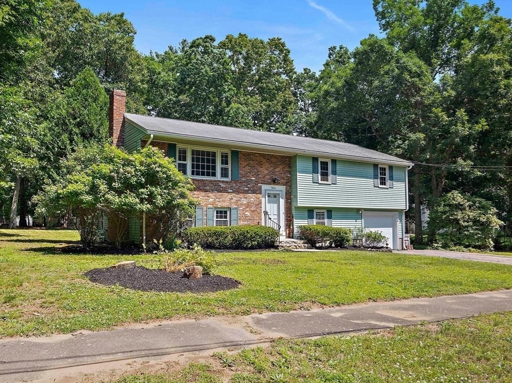 15 Dudley Rd, Holliston, MA 01746