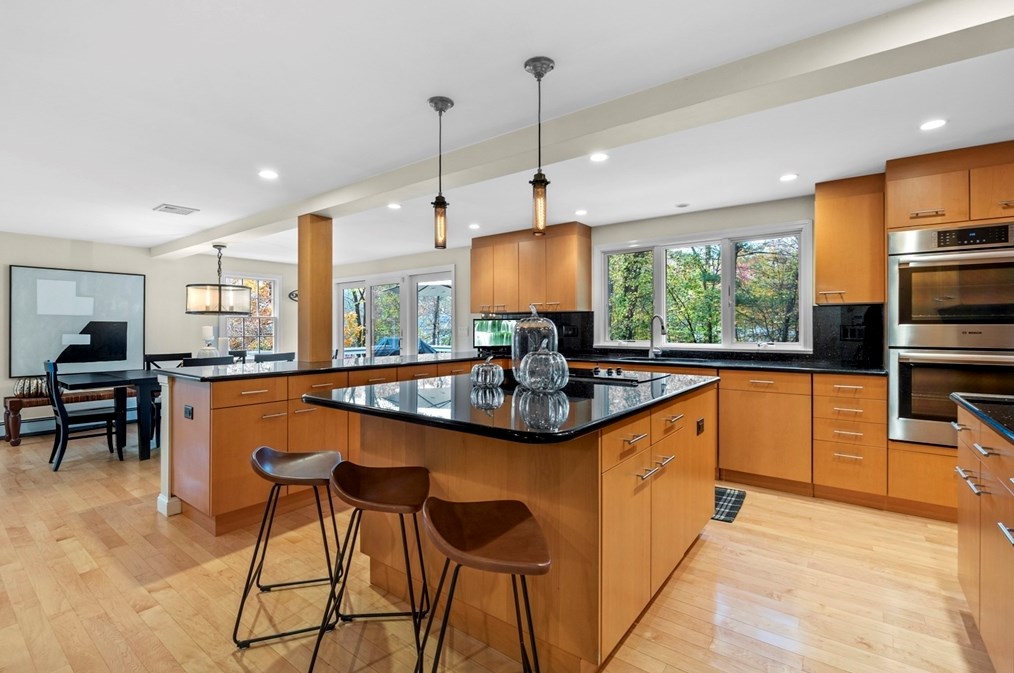 6 Juniper Rd, Lynnfield, MA 01940