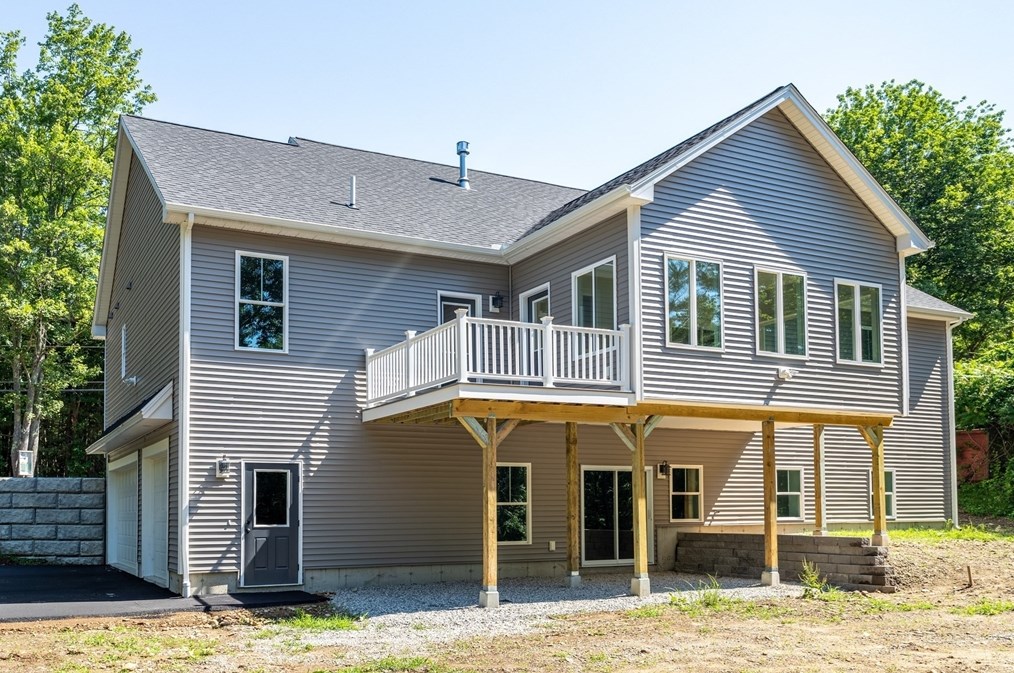 46 High St, Stratham NH  03885-2216 exterior