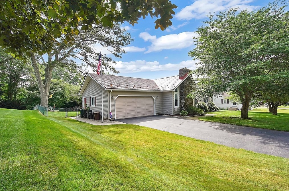 35 Lafond Dr, Chicopee, MA 01020