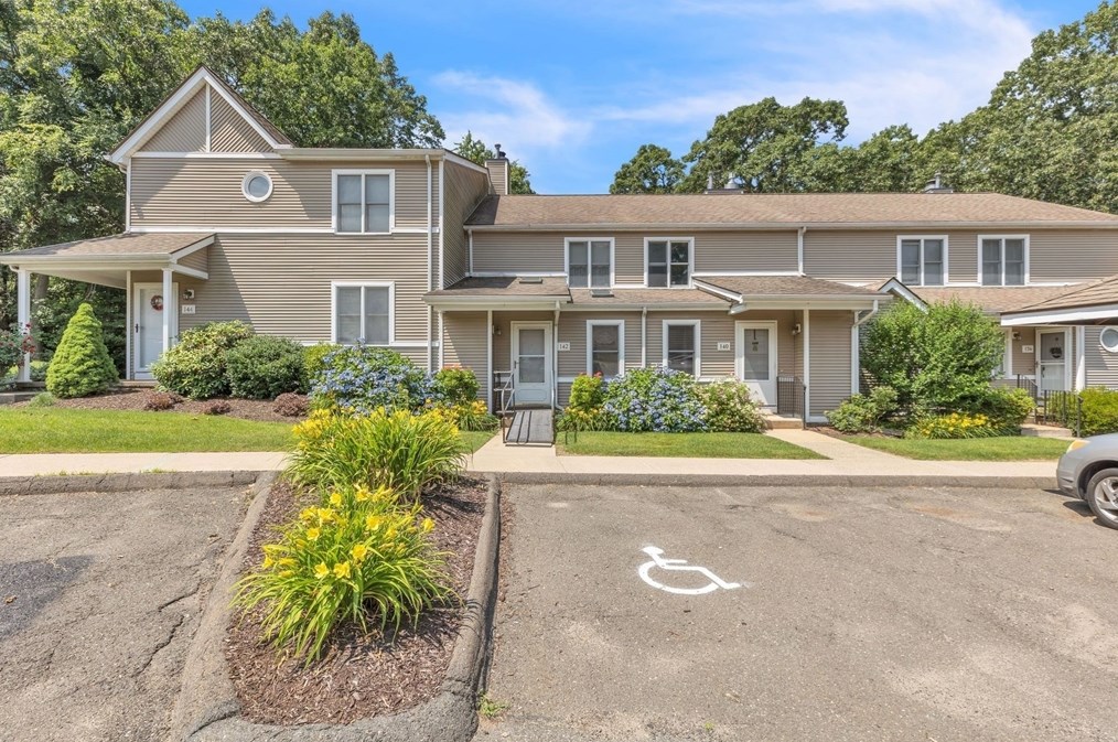 61 Abbey Memorial Dr #142, Chicopee, MA 01020