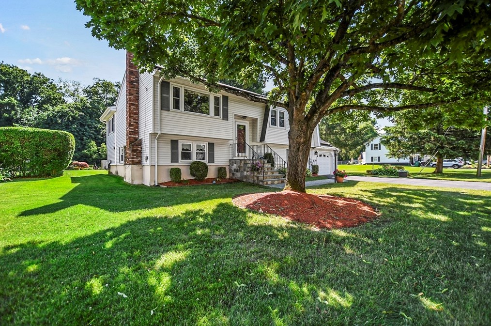 186 Berkeley Ave, Lowell, MA 01852-4904