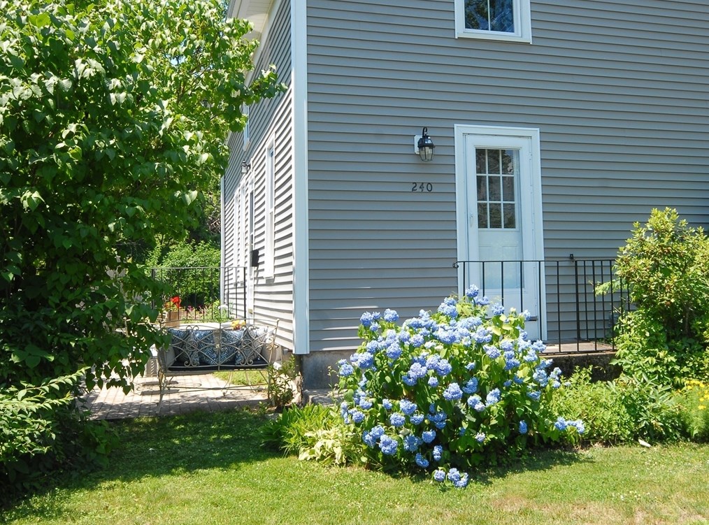 240 Central St, Acton, MA 01720-2856