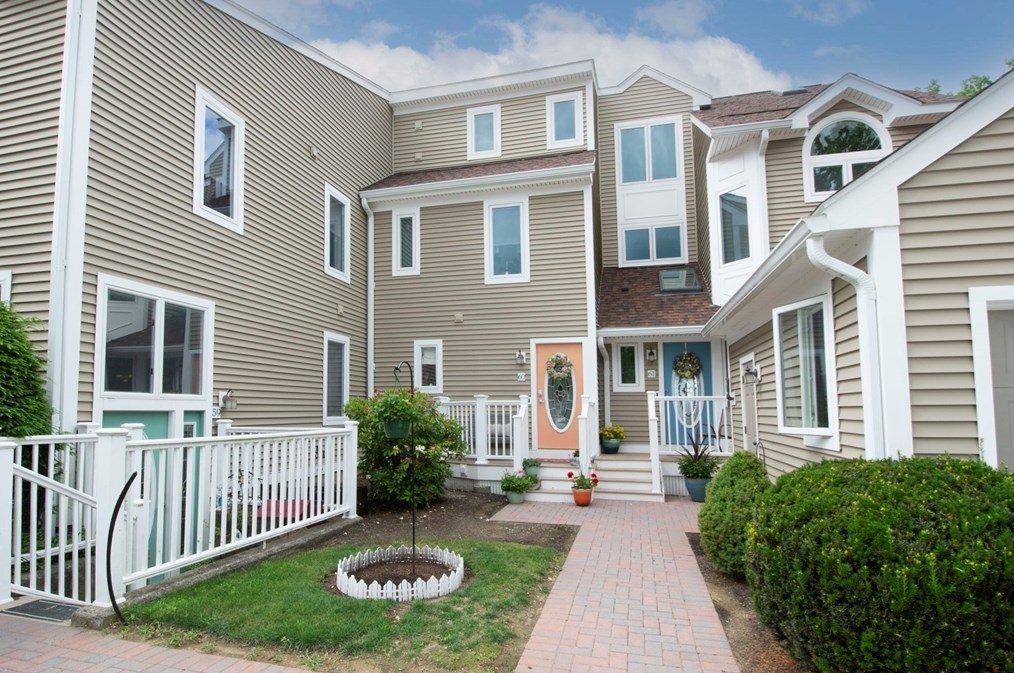 60 Pointe Rok Dr #60, Worcester, MA 01604