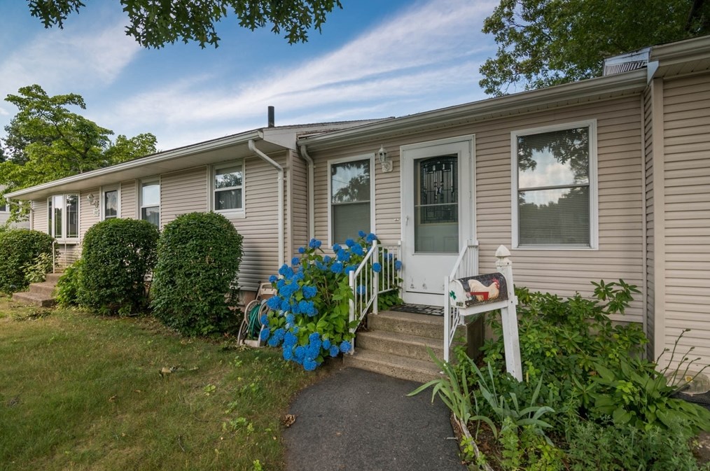 107 Bostwick Ln, Chicopee, MA 01020