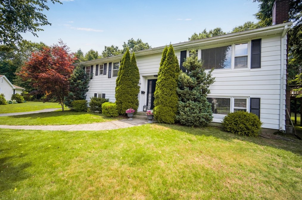 26 Sherwood Dr, Springfield, MA 01106