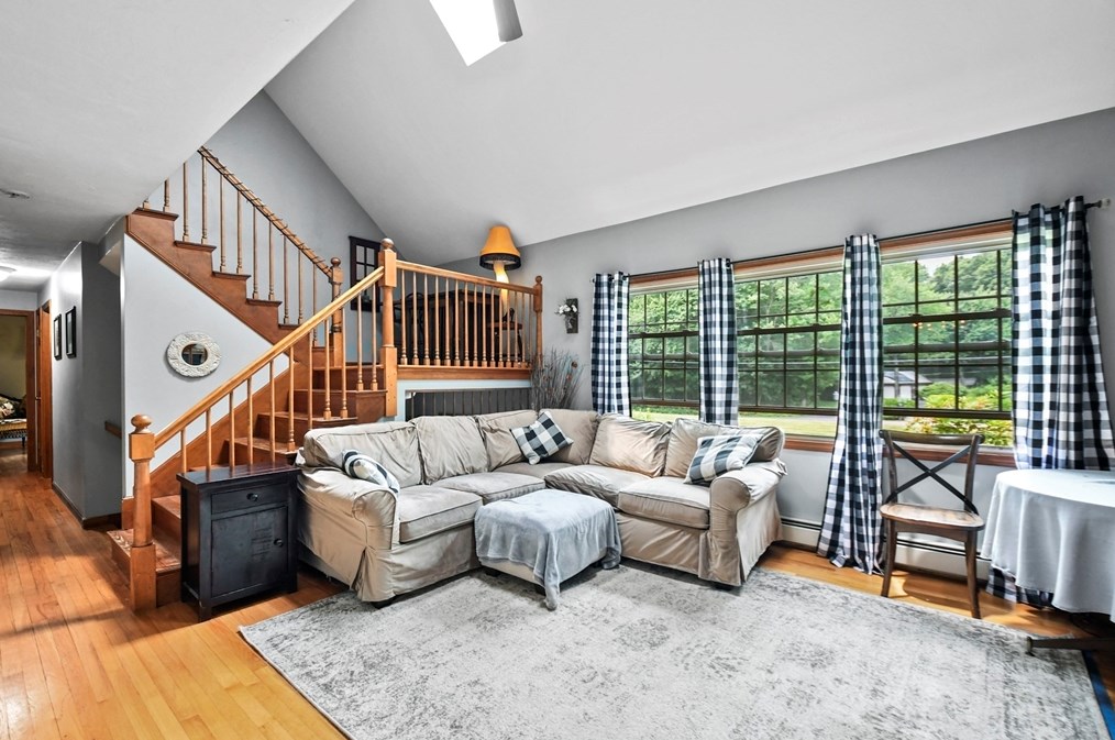 616 Aldrich St, Uxbridge, MA 01569 exterior