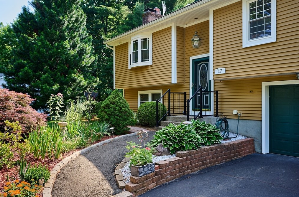 17 Colony Dr, Montgomery, MA 01085