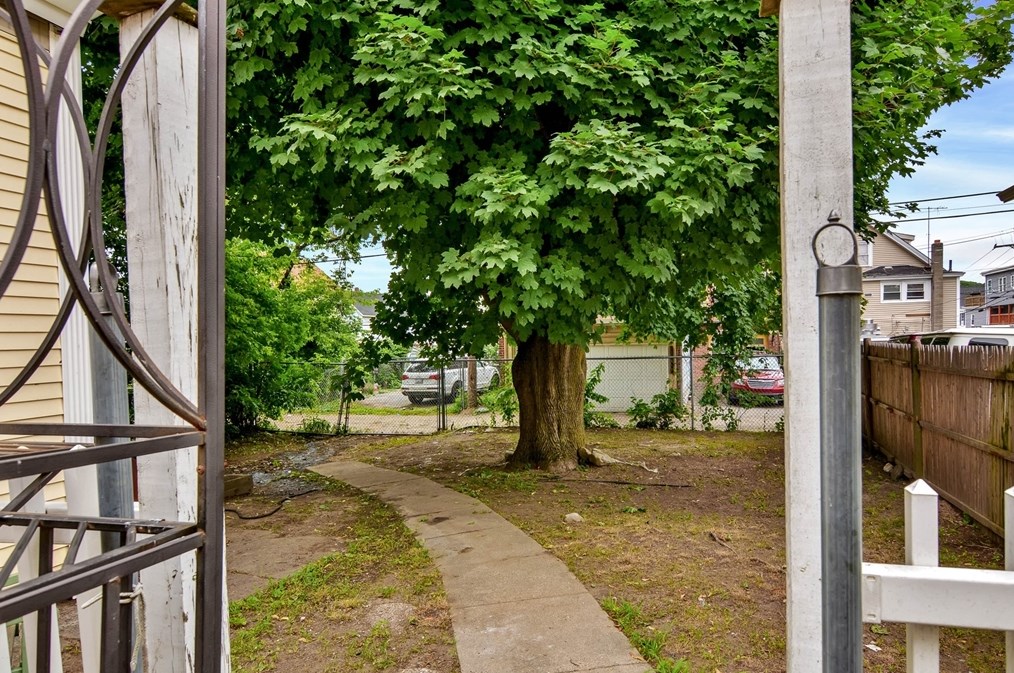 39 Haverhill St, Lawrence MA 01840-1811 exterior