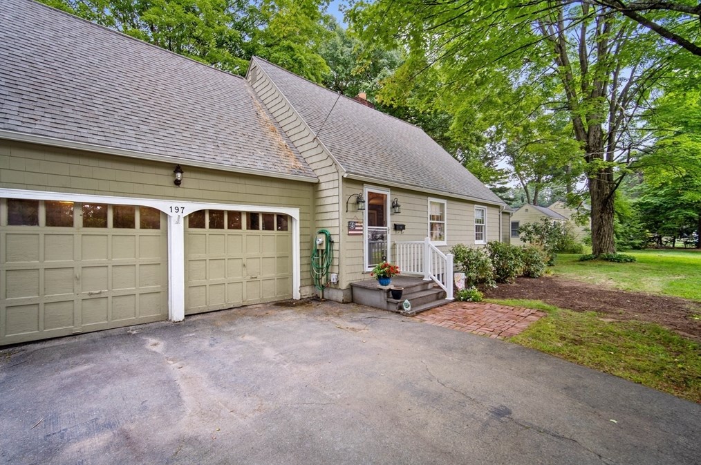 197 Hazardville Rd, Springfield, MA 01106