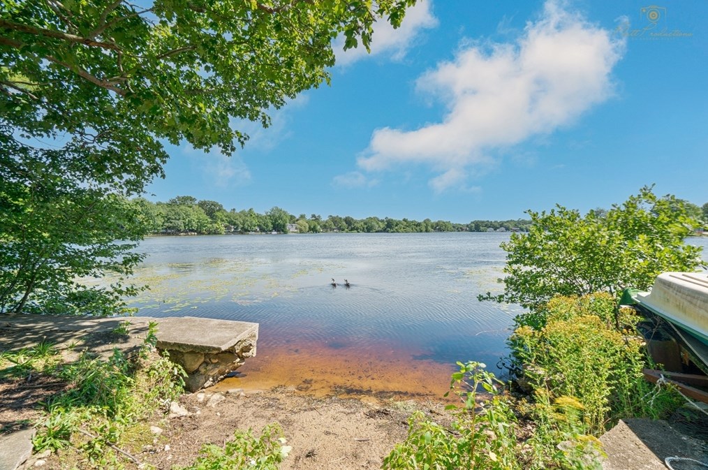 54 Lakeside Ave, Dartmouth MA 02747-1507 exterior