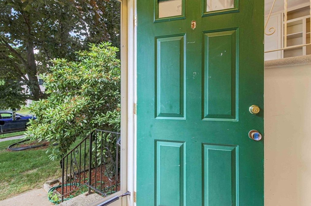 8 Lexington Rd, Shrewsbury, MA 01545