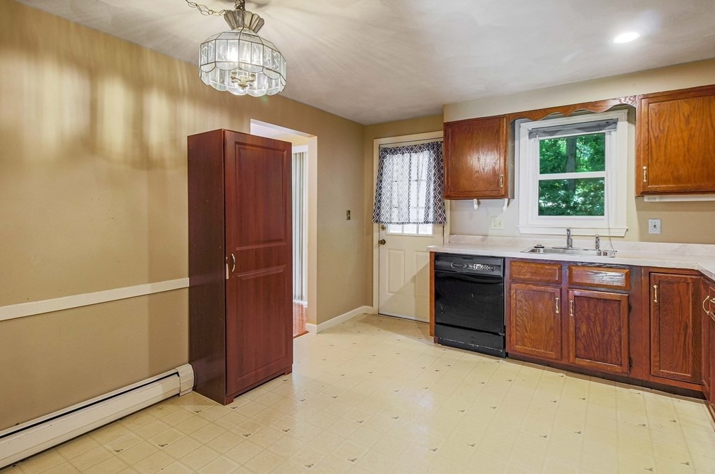 8 Lexington Rd, Shrewsbury MA  01545-2266 exterior