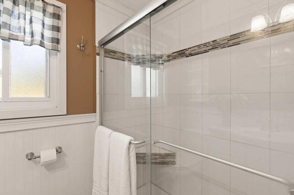 411 Main St, Lancaster MA  01523-2854 exterior