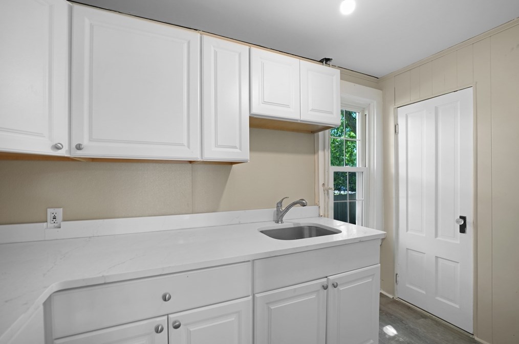 16 Alden Ave, Dartmouth MA 02747-2319 exterior