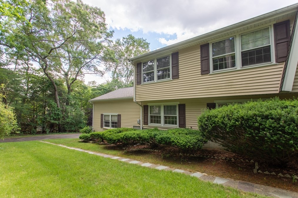 15 Thatcher Rd, Plymouth, MA 02360