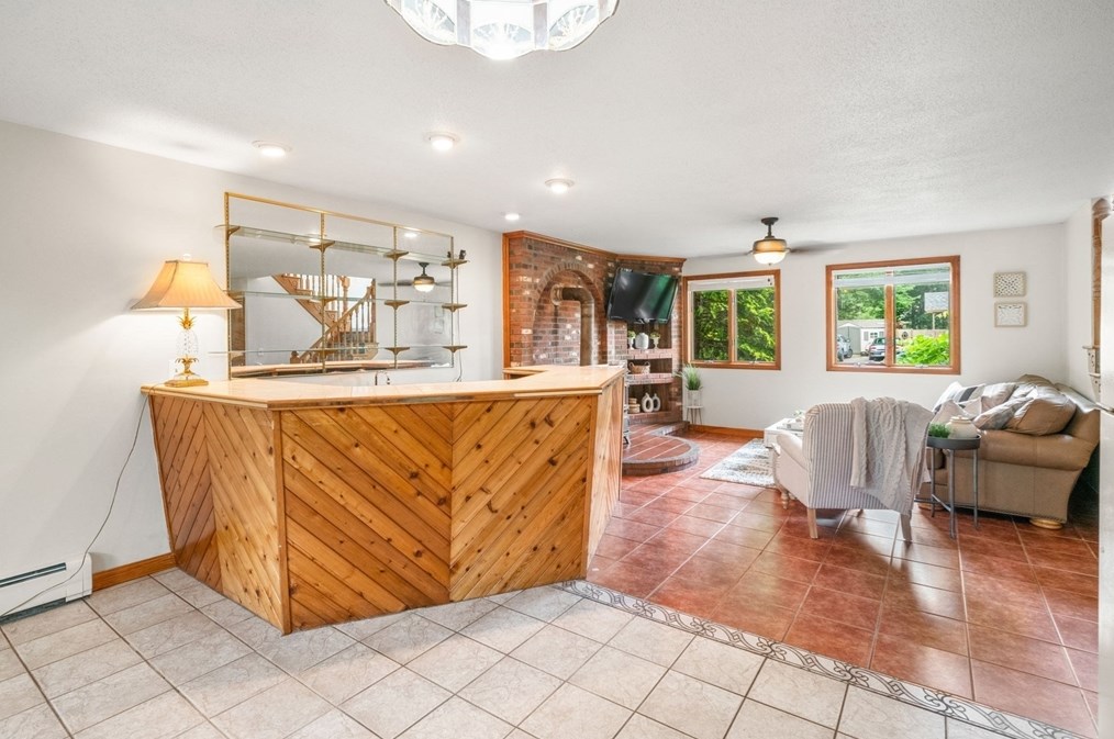 189 Rogers St, Dartmouth MA  02748-1829 exterior