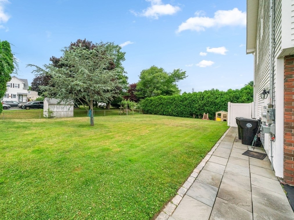 189 Rogers St, Dartmouth MA  02748-1829 exterior