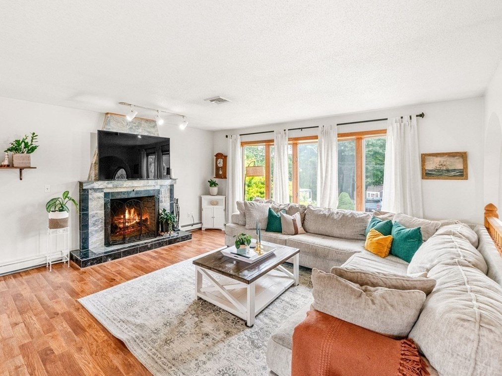 189 Rogers St, Dartmouth MA  02748-1829 exterior