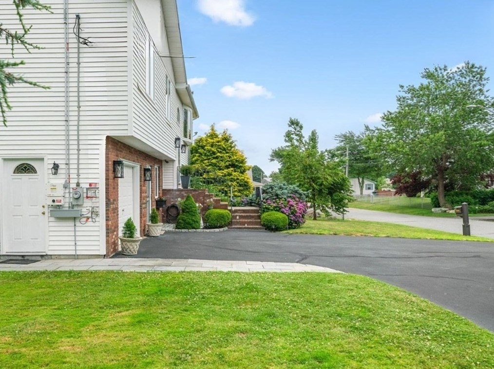 189 Rogers St, Dartmouth MA  02748-1829 exterior