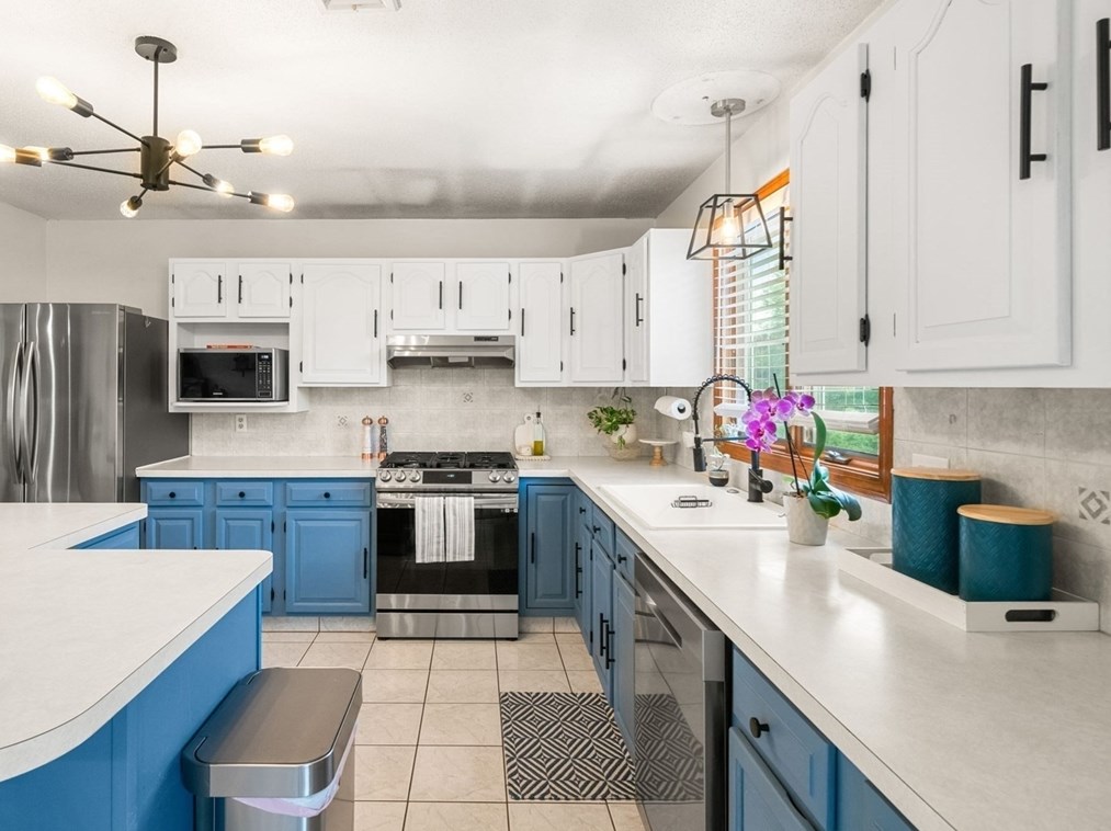 189 Rogers St, Dartmouth MA  02748-1829 exterior