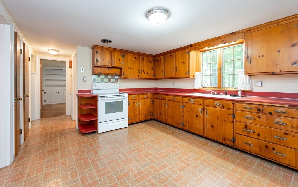 692 Pearl St, Reading, MA 01867