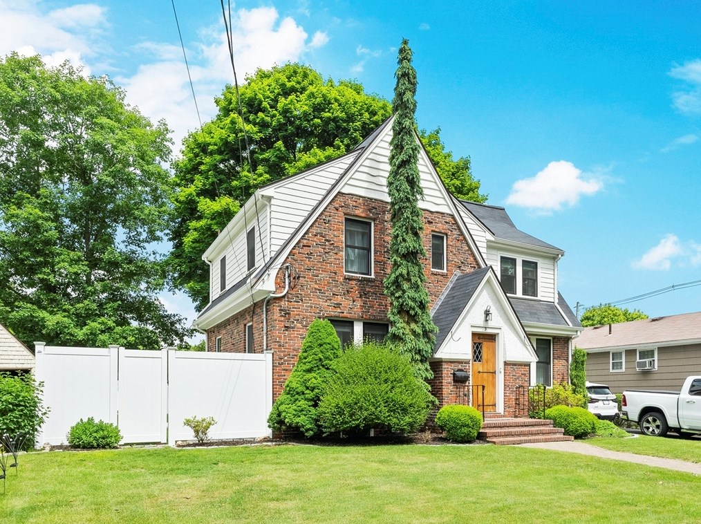 9 Lynnbrook Rd, Lynnfield, MA 01940