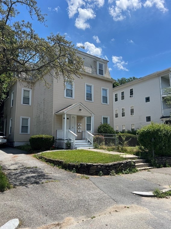 17 Freeland St, Worcester, MA 01603 exterior
