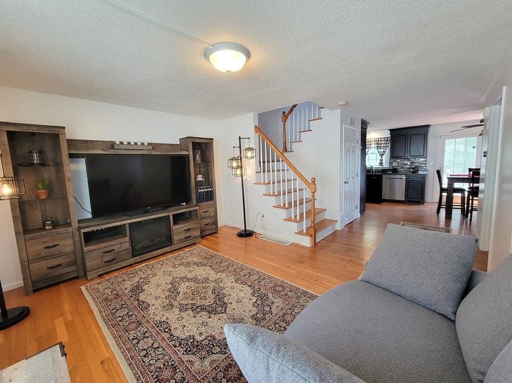 744 Hypine Rd, Dracut MA 01826-3366 exterior