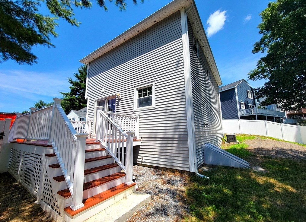 744 Hypine Rd, Dracut MA 01826-3366 exterior