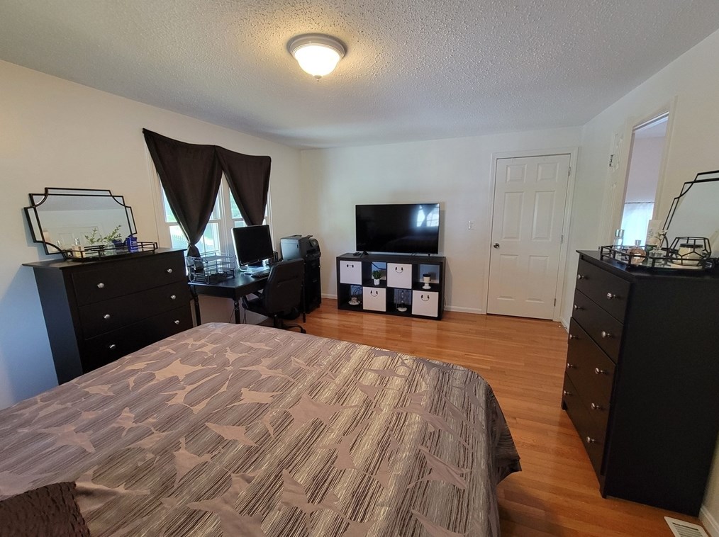 744 Hypine Rd, Dracut MA 01826-3366 exterior