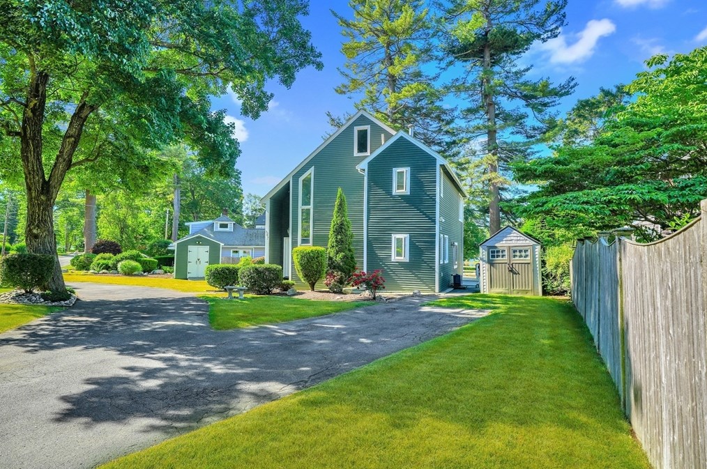 342 Pillings Pond Rd, Lynnfield, MA 01940