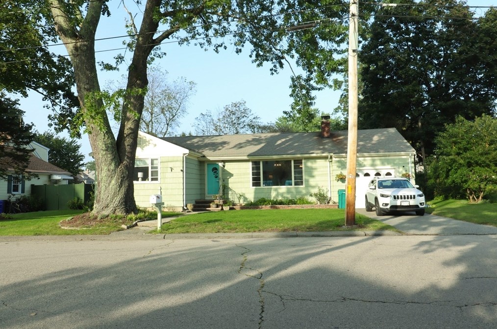 21 Pembroke Ave, Attleboro, MA 02703