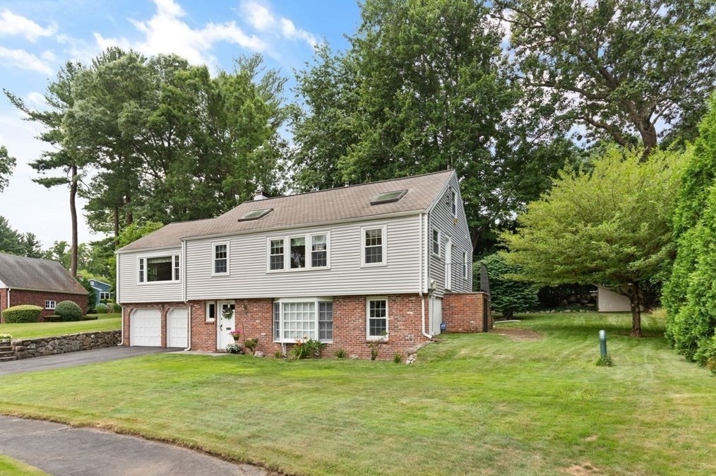 53 Locksley Rd, Lynnfield, MA 01940