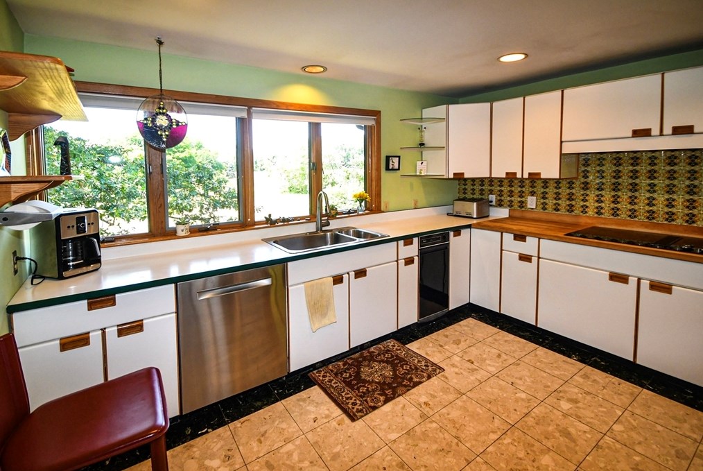 23 Chestnut St, West Newbury, MA 01985-1833