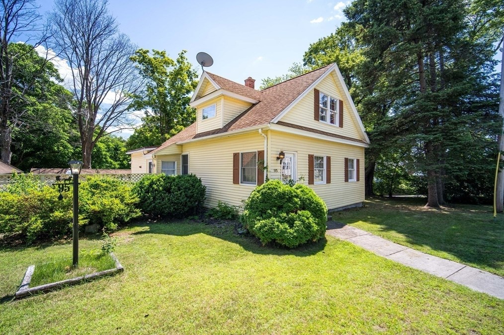 95 Quartus St, Chicopee, MA 01013