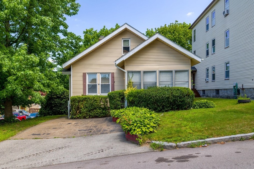 29 Bedford Ave, Worcester, MA 01604